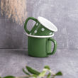 Sallys Emaille-Tasse Olivgrün gepunktet